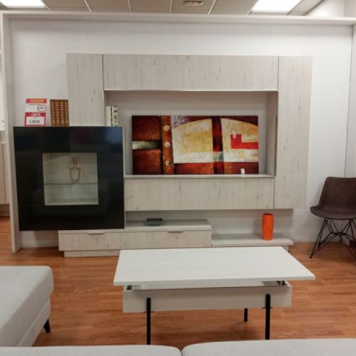 Salón con mesita y decoración